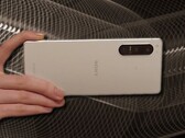 Il Sony Xperia 5 IV è compatto per gli standard moderni; ha un display da 6,1 pollici. (Fonte: Sony/Unsplash - modificato)