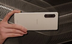 Il Sony Xperia 5 IV è compatto per gli standard moderni; ha un display da 6,1 pollici. (Fonte: Sony/Unsplash - modificato)