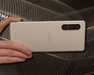 Il Sony Xperia 5 IV è compatto per gli standard moderni; ha un display da 6,1 pollici. (Fonte: Sony/Unsplash - modificato)