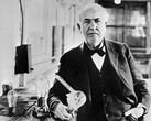 Thomas Edison con la lampadina che inventò nel 1883 (Fotografo sconosciuto, Pubblico dominio, via Wikimedia Commons)