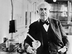 Thomas Edison con la lampadina che inventò nel 1883 (Fotografo sconosciuto, Pubblico dominio, via Wikimedia Commons)