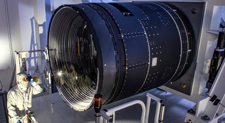 La fotocamera dell'LSST utilizza obiettivi grandi fino a 1,57 m e piccoli fino a 0,69 m per fotografare il cielo notturno. Non è chiaro quale sia la distanza di messa a fuoco più vicina per i selfie. (Fonte immagine: J. Ramseyer Orrell/SLAC National Accelerator Laboratory)