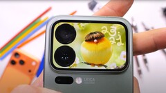 Lo Xiaomi 17 Pro e il suo schermo secondario sul retro affrontano un test di durata (Fonte: JerryRigEverything)