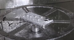 L'iPhone 15 Pro è dotato di resistenza all'acqua e alla polvere IP68. (Fonte immagine: MKBHD su YouTube)