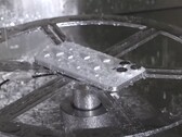 L'iPhone 15 Pro è dotato di resistenza all'acqua e alla polvere IP68. (Fonte immagine: MKBHD su YouTube)