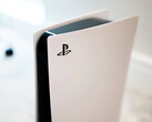 La PlayStation 5 Slim potrebbe non essere molto più piccola del modello attuale, nella foto. (Fonte: Charles Sims)