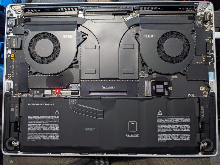 Il Surface Laptop Ultra è dotato di un pannello inferiore modulare, ma i coperchi in alluminio a incastro impediscono l’accesso alla maggior parte dei componenti.