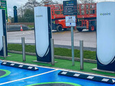 Il primo Supercharger V4 si blocca senza il marchio Tesla (immagine: EVPoint)