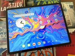 Teclast Art Pad Pro è dotato anche di una penna stilo con 4096 livelli di pressione e di un adattatore di corrente da 30 watt. (Fonte: Notebookcheck)