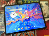 Teclast Art Pad Pro è dotato anche di una penna stilo con 4096 livelli di pressione e di un adattatore di corrente da 30 watt. (Fonte: Notebookcheck)