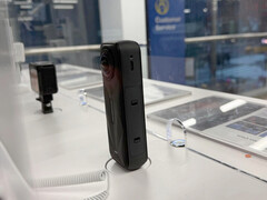 L'imminente fotocamera d'azione a 360 gradi Insta360 X5 è trapelata di nuovo, confermando un cambiamento di design e un microfono aggiornato.