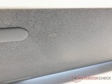 Il prototipo Keychron K2 HE Concrete aveva una macchia sul fondo. (Fonte: Notebookcheck/Stephen Pereyra)