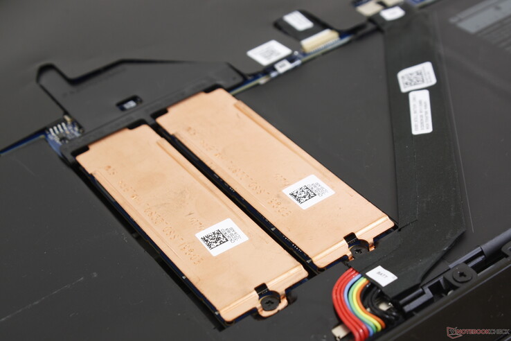 Possiamo apprezzare le piastre M.2 in rame in tuanto gli SSDs NVMe sono noti per il fatto che si riscaldano molto.