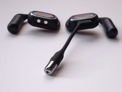 Il microfono a braccio viene utilizzato insieme a quattro microfoni negli auricolari per ridurre il rumore di fondo durante la chiamata. (Fonte: Notebookcheck)