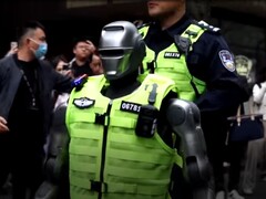 Il PM01 dell&#039;azienda Engine AI è stato il primo robot umanoide in servizio di polizia. (Fonte: CGTN)