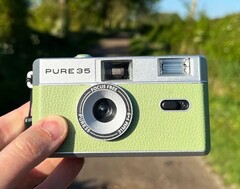 Il modello Pure35 è disponibile nei colori verde, viola e nero.