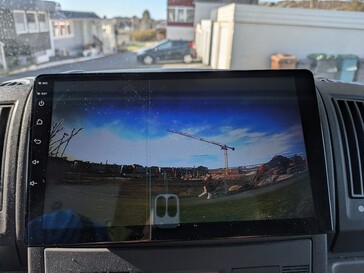 Nonostante i difetti nella costruzione della telecamera, l'immagine di retromarcia è ancora perfettamente utilizzabile, anche di notte