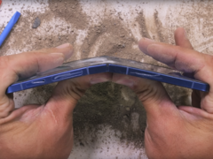 Il Samsung Galaxy Z Flip 7 (nella foto) era ancora funzionante dopo il severo test di piegatura - e per ben due volte. (Fonte immagine: JerryRigEverything su YouTube)