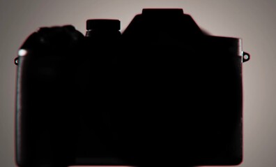 La sagoma della Sony RX10 V è molto diversa...
