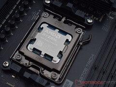 Processore AMD Ryzen X3D installato in una scheda madre con socket AM5 (Fonte: Notebookcheck)