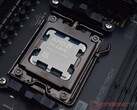 Processore AMD Ryzen X3D installato in una scheda madre con socket AM5 (Fonte: Notebookcheck)