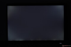 La retroilluminazione è evidente sulla nostra unità di test HP EliteBook X G1i 14 (Fonte: Notebookcheck)