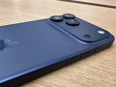 Unità di visualizzazione dell&#039;iPhone 17 Pro Max in Deep Blue che mostra i graffi sul retro. (Fonte: Consomac)
