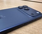 Unità di visualizzazione dell'iPhone 17 Pro Max in Deep Blue che mostra i graffi sul retro. (Fonte: Consomac)