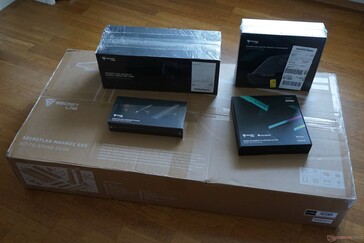 Contenuto della confezione: tavolo (confezione grande) e accessori (bracci porta-monitor, supporto per laptop, LED RGB, sistema di gestione dei cavi)