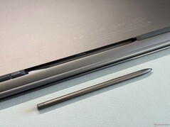 ...tra i piedini di gomma anteriori...