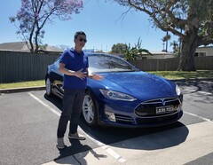 La Tesla Model S 70D del 2015 di Tom ha percorso oltre 121.000 km o 75.000 miglia. (Fonte immagine: Ludicrous Feed via YouTube)