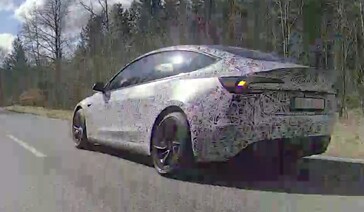 Test in autostrada della Model 3 Performance 2024