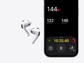Un'immagine di Apple AirPods Pro 3 accanto a un iPhone