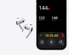 Un'immagine di Apple AirPods Pro 3 accanto a un iPhone