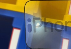 L&#039;iPhone 14 Pro e l&#039;iPhone 14 Pro Max di Apple dovrebbero essere dotati di ritagli a forma di &quot;i&quot; sul display. (Fonte immagine: @UniverseIce - modificato)
