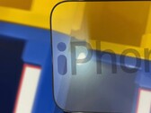 L'iPhone 14 Pro e l'iPhone 14 Pro Max di Apple dovrebbero essere dotati di ritagli a forma di "i" sul display. (Fonte immagine: @UniverseIce - modificato)