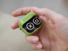 Il Boox Tappy ha pulsanti a scatto e una batteria ricaricabile.