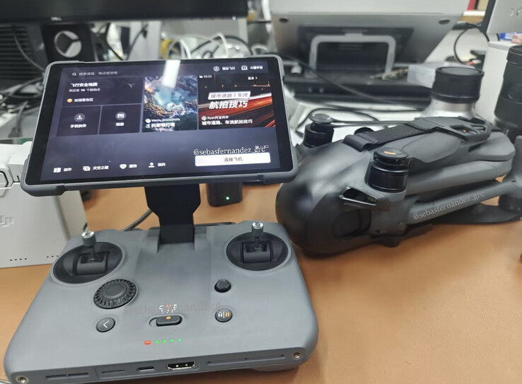 L'RC Pro 2 ha un'uscita HDMI integrata e un microfono con supporto per i microfoni esterni di DJI. (Fonte immagine: via Sebastián Fernández)