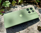 Il Motorola Moto G56 è disponibile in quattro varianti di colore. La nostra unità di prova è mostrata nel colore verde Pantone Dill. (Fonte: Notebookcheck)