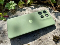 Il Motorola Moto G56 è disponibile in quattro varianti di colore. La nostra unità di prova è mostrata nel colore verde Pantone Dill. (Fonte: Notebookcheck)