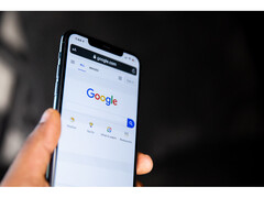Una fotografia di una mano che tiene uno smartphone con la homepage di Google Search aperta sullo schermo. (Fonte immagine: Solen Feyissa su Flickr)