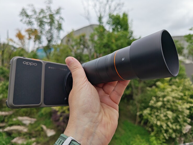 Oppo Find X9 Ultra con teleconverter