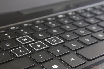 I tasti QWERTY fanno un leggero rumore con un soddisfacente ritorno a pagamento