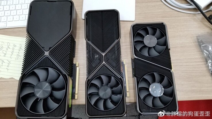 Da sinistra a destra: GeForce RTX 3090, RTX 3080 e RTX 3070 (Image Source: La Frit David)