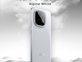 L'iQoo Neo 10 nella colorazione Alpine White