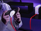 Il compatto radiatore di raffreddamento a liquido di OnePlus è dotato di un disco di ricarica wireless magnetica. (Fonte: OnePlus)