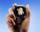 Muse Charm integra l’agente AI Muse di Meta, compresa la sua voce in tempo reale e il suo avatar, in un dispositivo così piccolo da poter essere agganciato a un portachiavi.