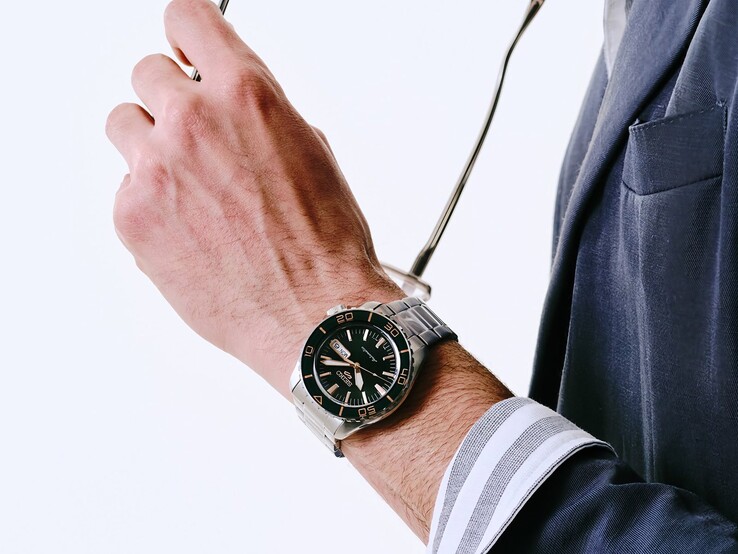 Orologio Seiko 5 Sports SKX HDB005 indossato al polso di una persona