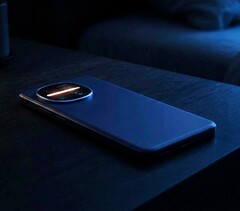 Lo Sharp Aquos R11 è dotato di una striscia LED RGB nel modulo della fotocamera.