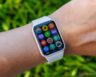 Smart Band 10 Pro (nella foto) è dotato di un display AMOLED da 1,74 pollici